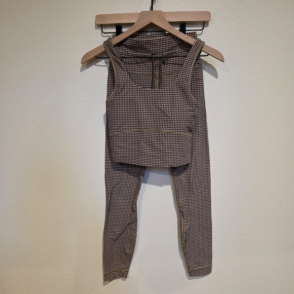 Women's Gold Patterned Activewear Set - Picture 4 of 8